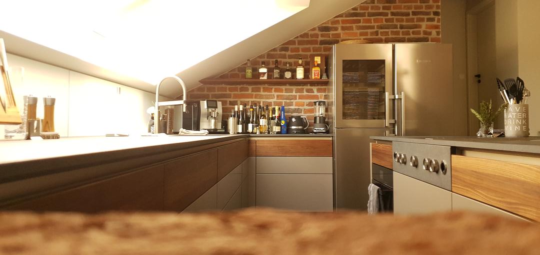 Bild einer Küche in einem Backsteinsteinhaus mit mutiger Kombination aus Nussbaum, Keramik und Glas
